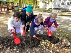 Dzieci sadzą tulipany