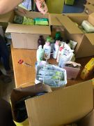 Pakowanie zebranych darów obywatelom Ukrainy.