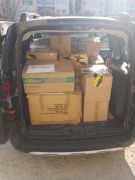 Kartony spakowane w aucie, którym zostaną przewiezione.