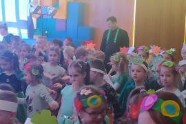 ksiądz i dzieci