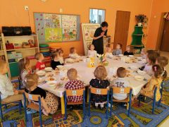 Wielkanocne spotkanie Konwalijek z panią dyrektor
