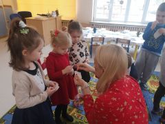 Dzieci dzielą się opłatkiem