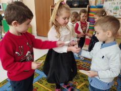 Dzieci dzielą się opłatkiem