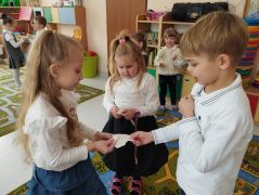 Dzieci dzielą się opłatkiem