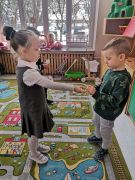 Dzieci dzielą się opłatkiem