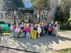 Dzieci sprzątają okolice przedszkola