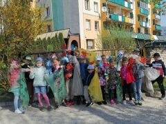 Dzieci sprzątają okolice przedszkola