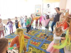 Pisarka Katarzyna Janowicz-Timofiejew w grupie Konwalijki