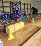 Dzieci biorą udział w niebieskich igrzyskach