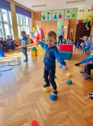 Dzieci biorą udział w niebieskich igrzyskach