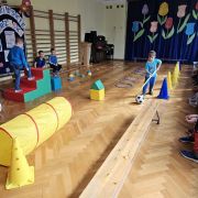 Dzieci biorą udział w niebieskich igrzyskach