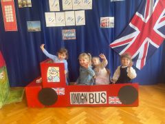 Dzieci śpiewają piosenkę "Wheels on the bus"