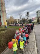 Przemarsz dzieci ulicami osiedla