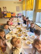 Uroczysty obiad wielkanocny w grupie Pszczółek