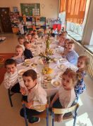 Uroczysty obiad wielkanocny w grupie Biedronek
