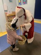 Mikołaj od rana wita dzieci w przedszkolu